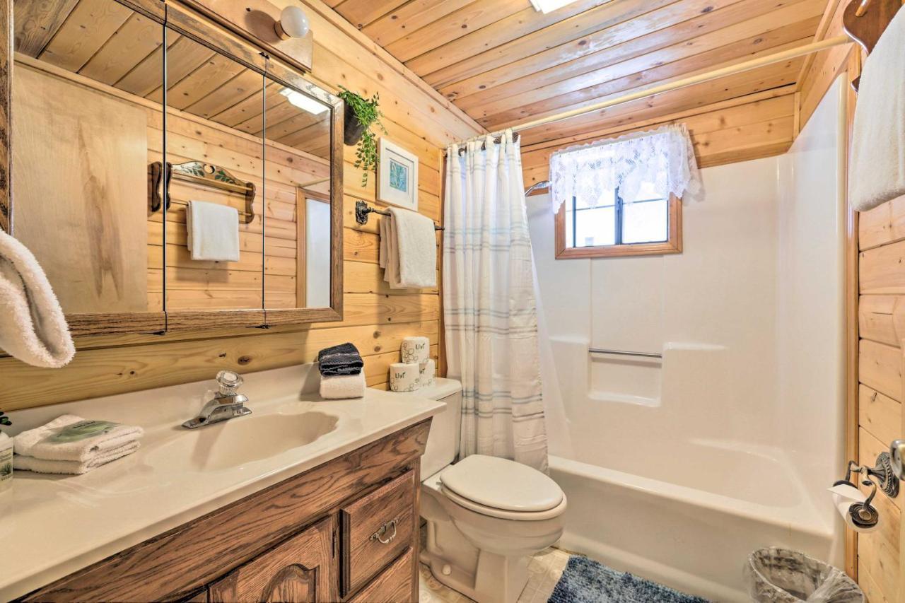 Rustic Duck Creek Village Cabin With Fire Pit! 外观 照片